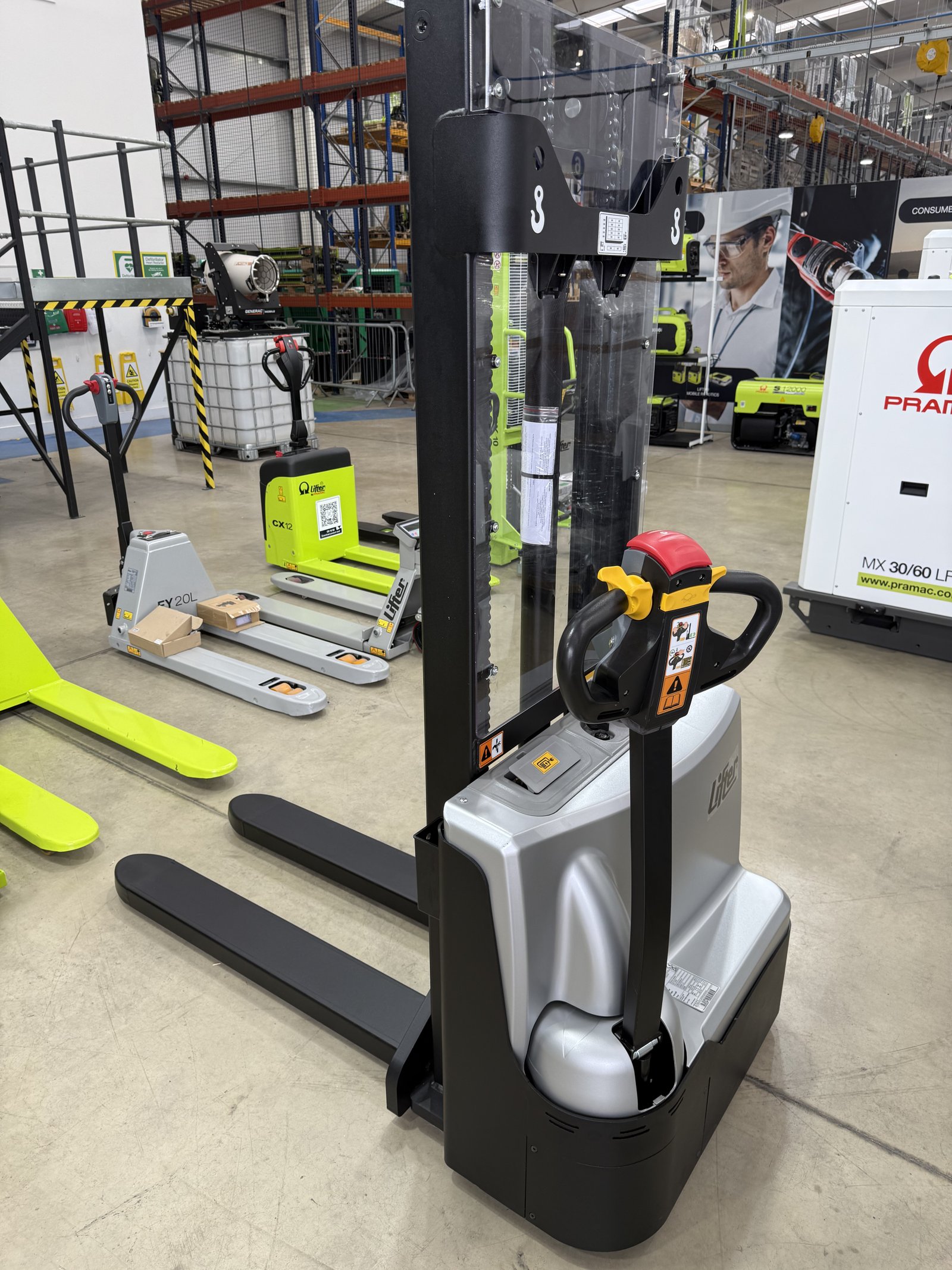 Pramac hand pallet truck with 2500kg load capacity