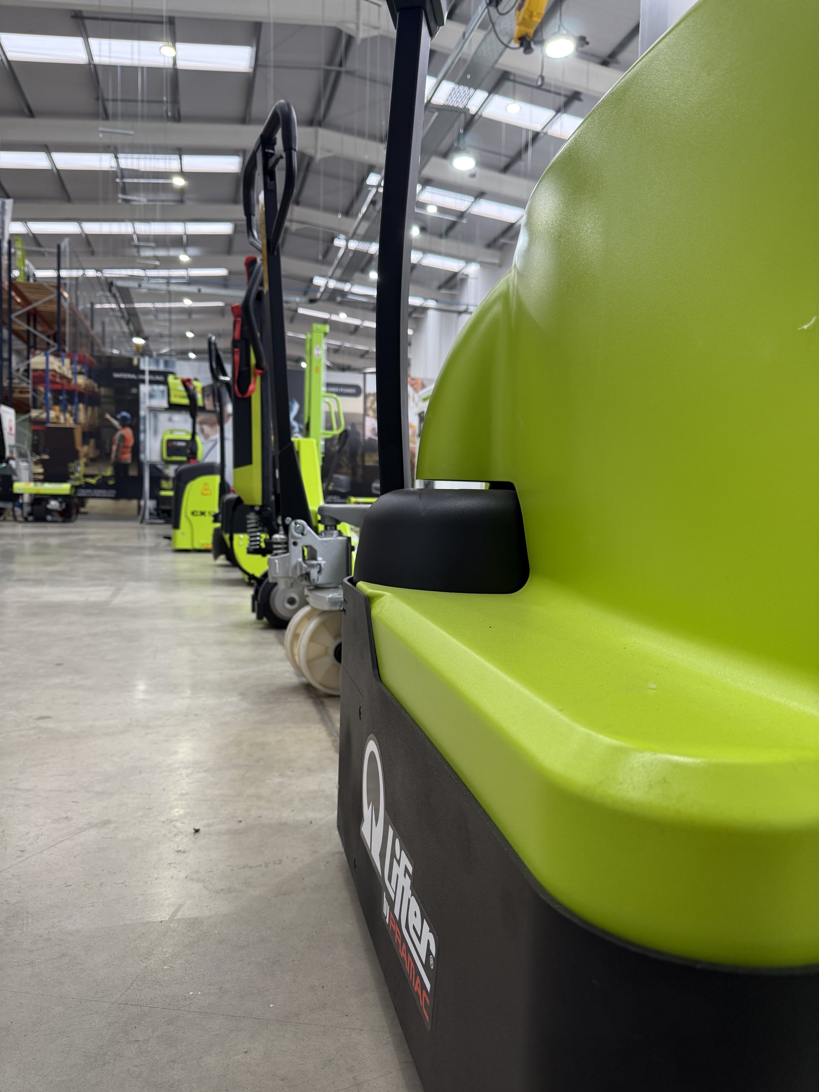 Manual pallet truck with 1150mm forks and tandem rollers