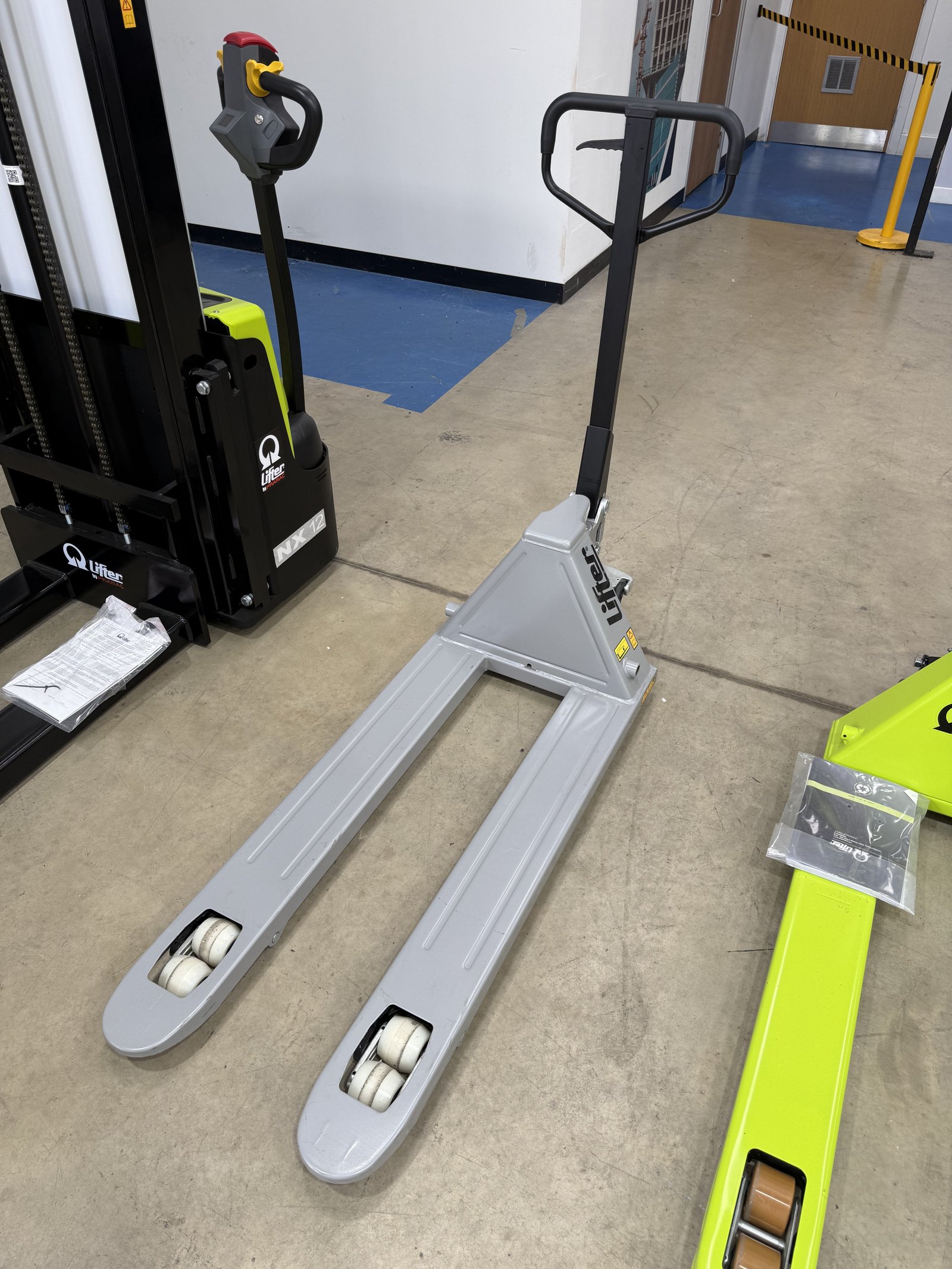 2500kg pallet truck with polyurethane load rollers