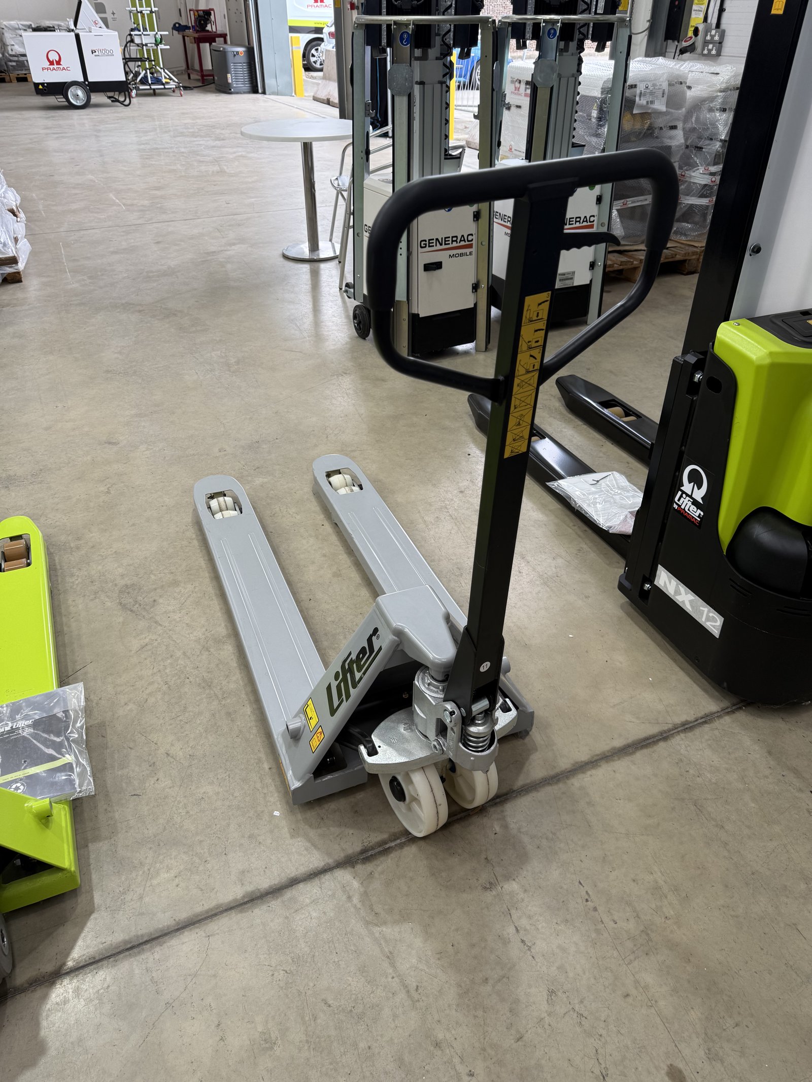 Compact electric pallet truck for warehouse and delivery use