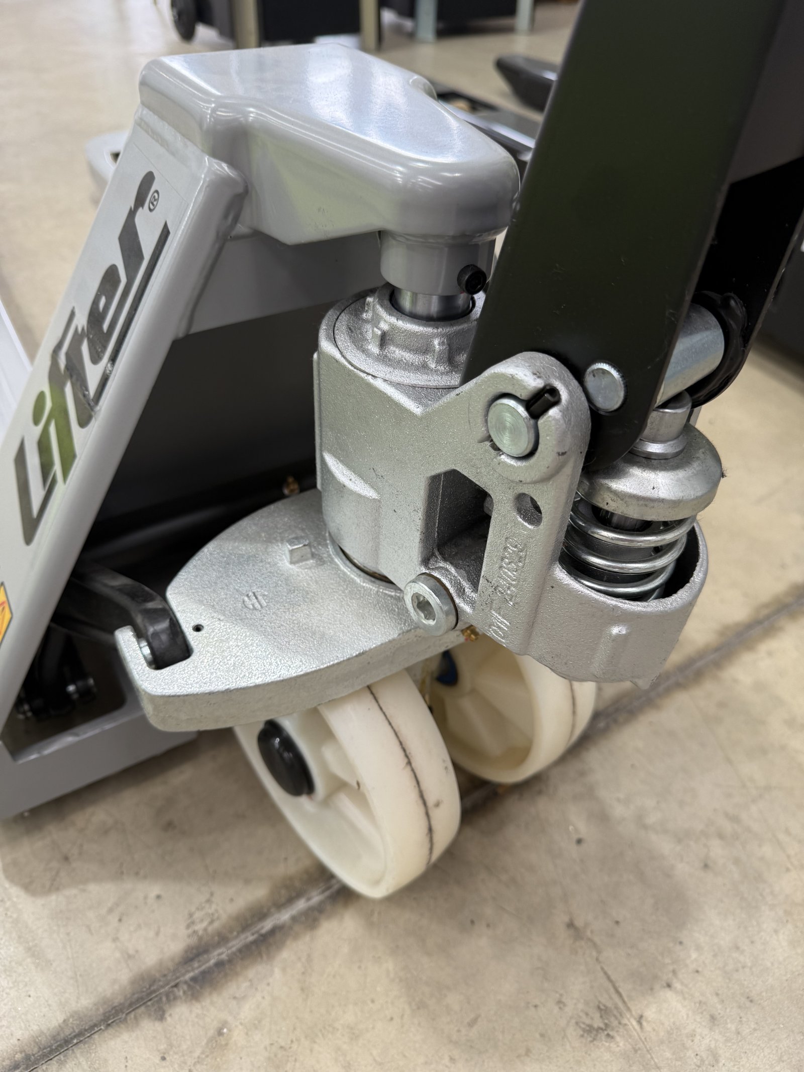 Electric pedestrian pallet truck with lithium-ion battery