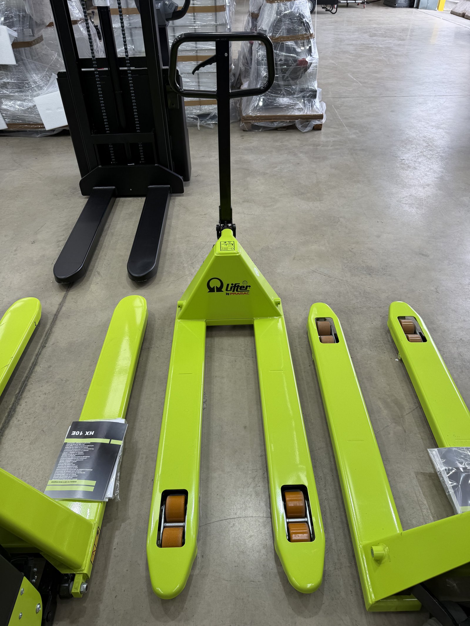 Low profile pallet truck for low-clearance pallets
