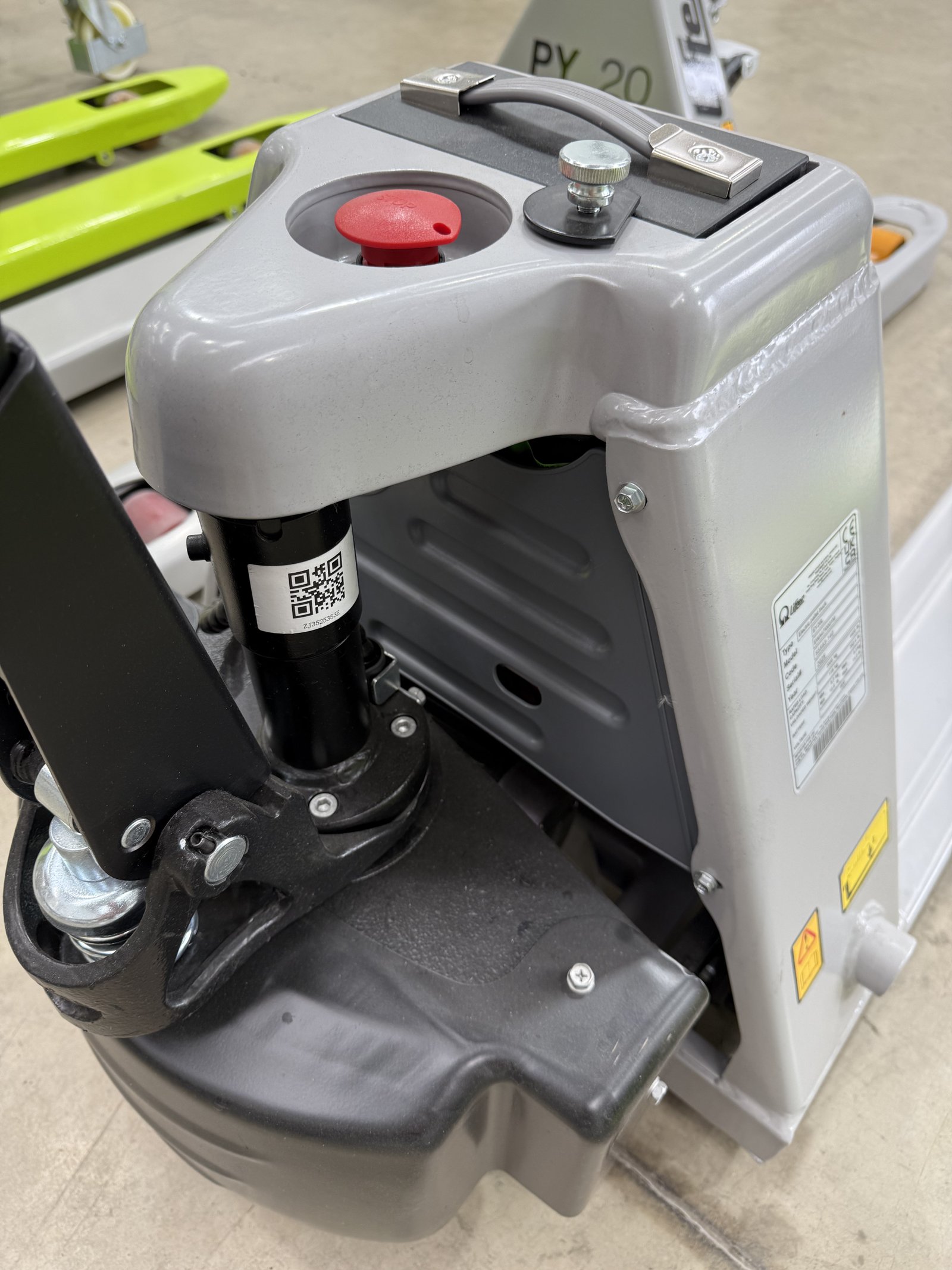 Silent pallet truck with soft polyurethane rollers