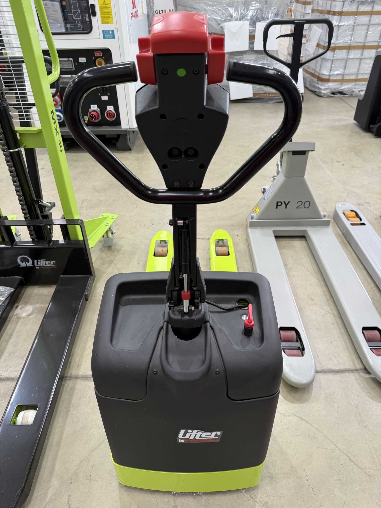 Warehouse pallet truck with rubber steering wheels
