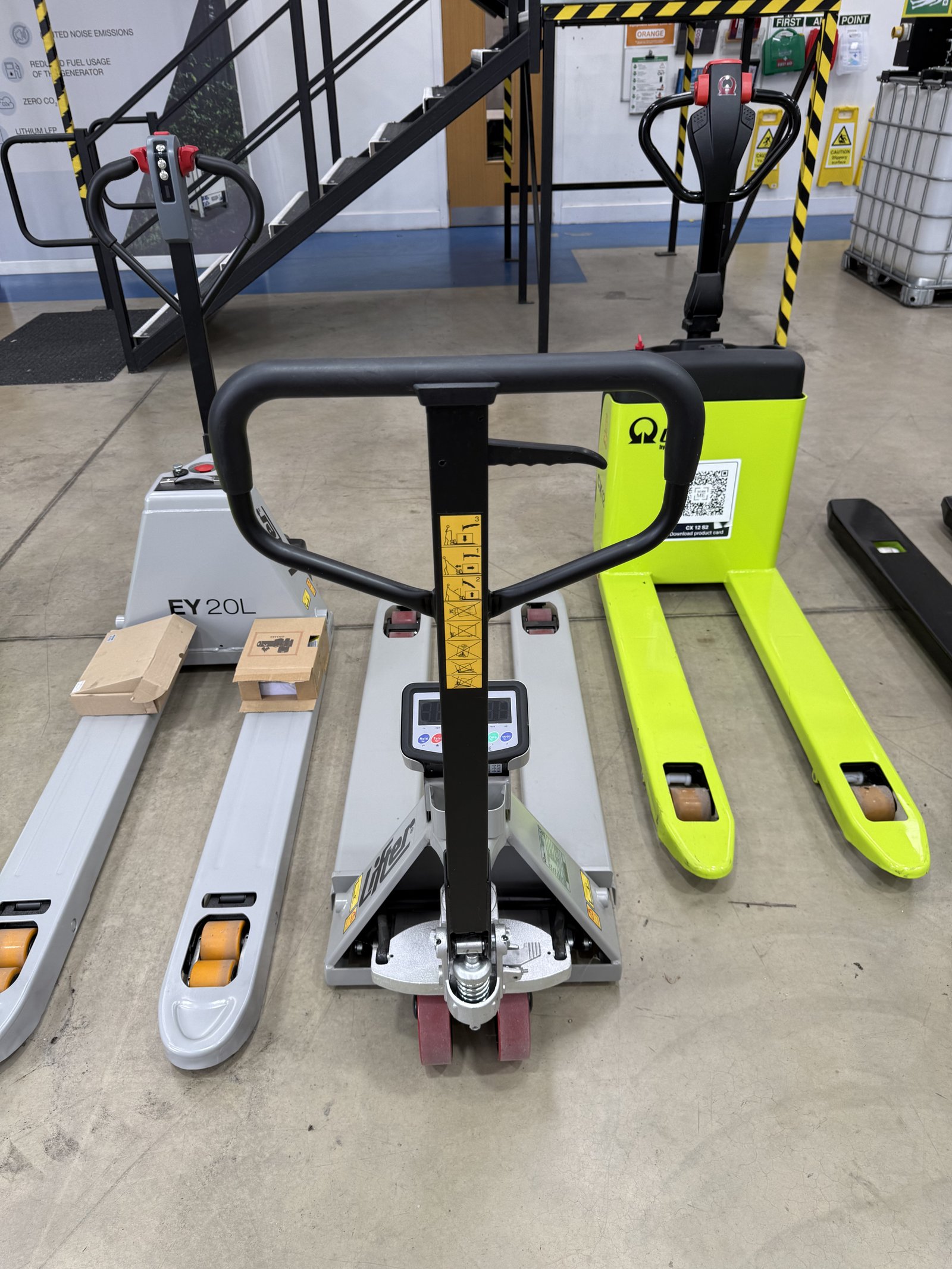 Heavy duty pallet truck for moving palletised loads