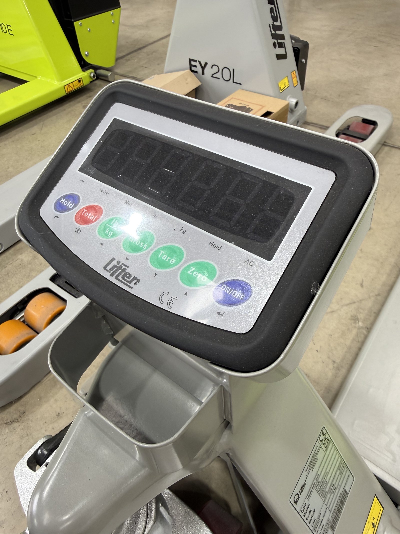 Compact pallet truck designed for narrow warehouse aisles